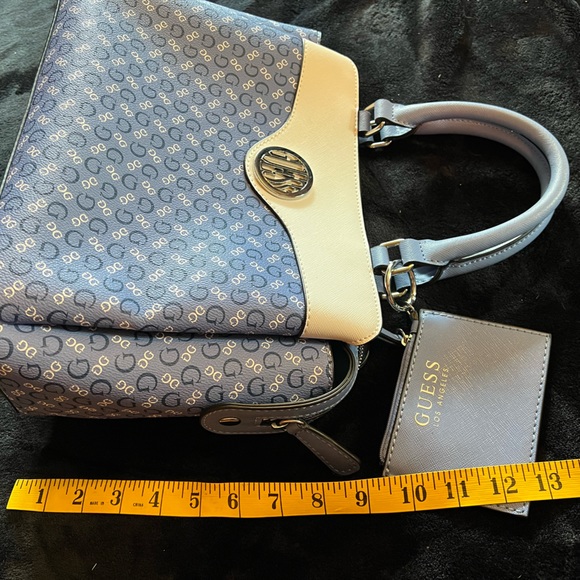 New Guess Handbag Blue/White. 2 handles. Zippered closure. Lots of pockets. - Picture 4 of 12